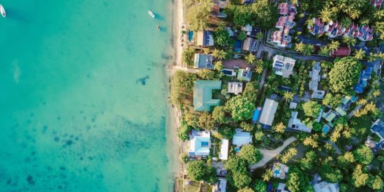 Imagen de dron de parcelas en linea de costa