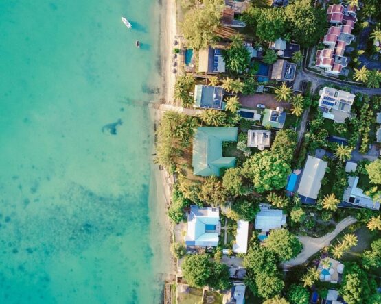 Imagen de dron de parcelas en linea de costa