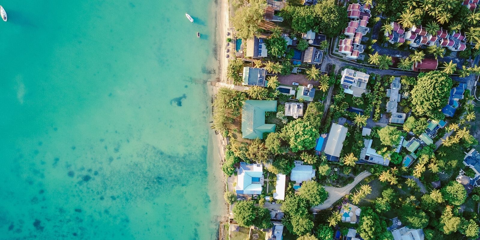 Imagen de dron de parcelas en linea de costa